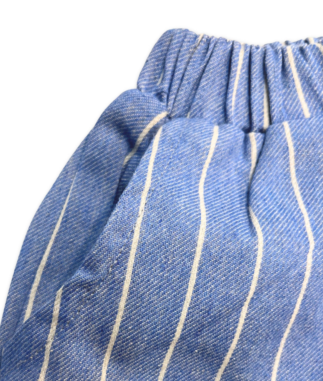 Detailansicht der seitlichen Hosentaschen der blau-weiss getreiften Kinderhose im Oversize-Look