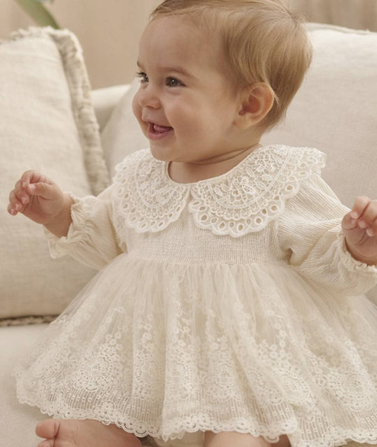 Babymodel in festlichem Spitzentüllkleid