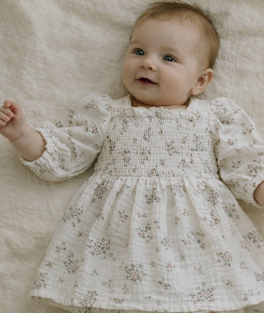 Babymodel in festlichem Musselin Babykleid mit Blumendruck