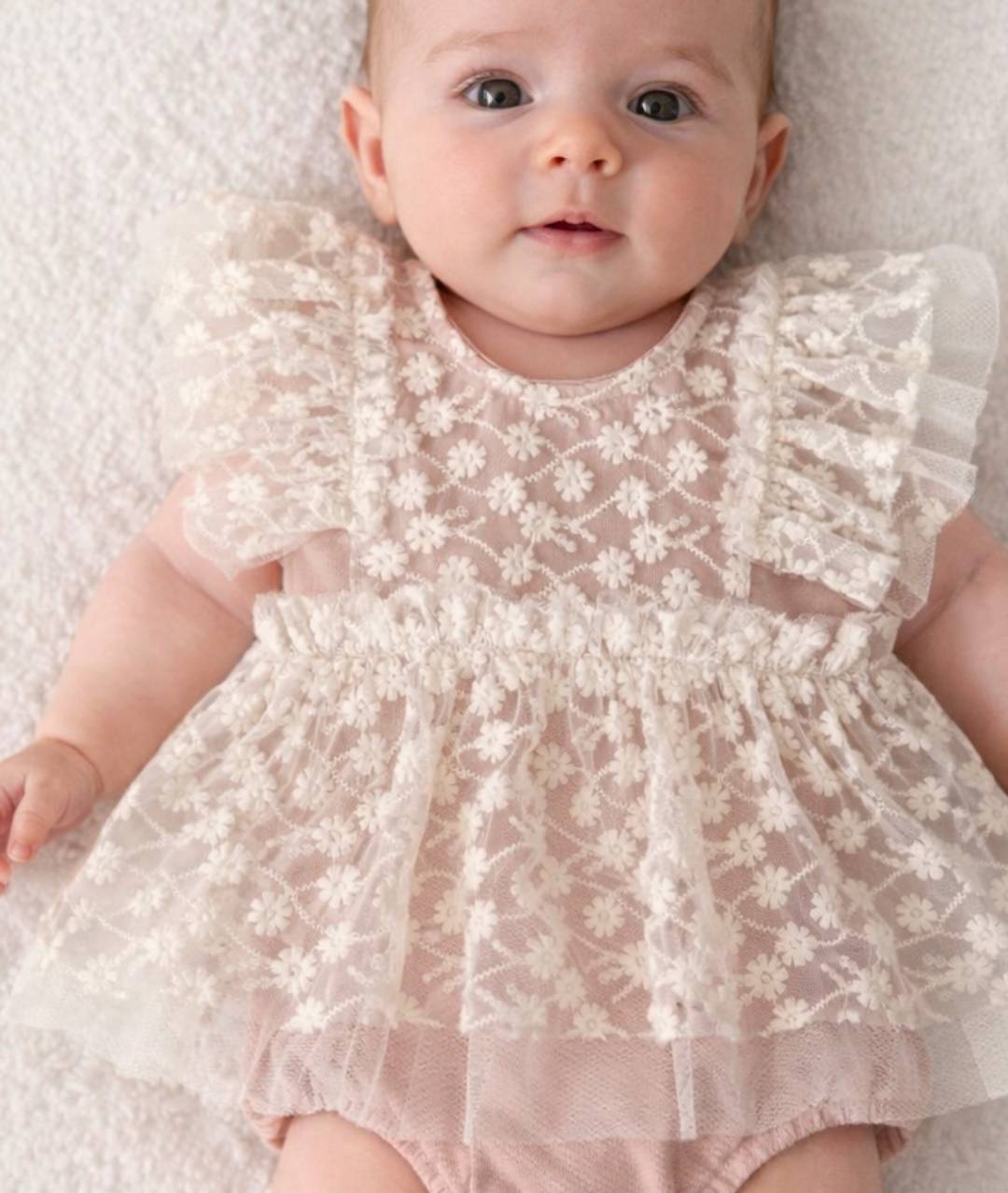 Baby in festlichem rosa Babykleid mit Tüll