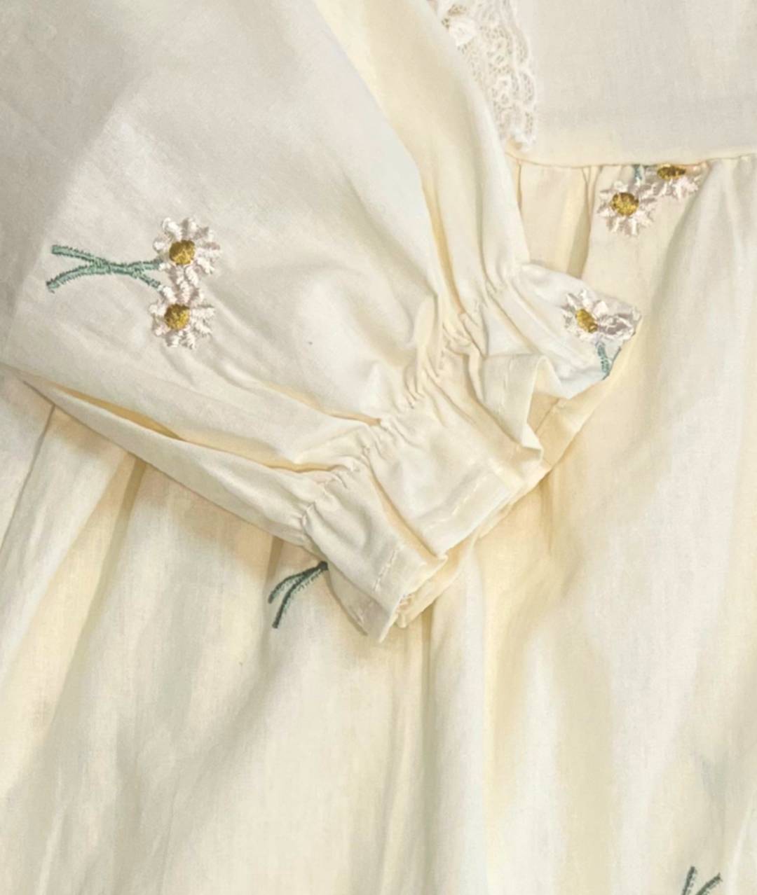 Weisses Mädchenkleid mit Blumenstickereien Detailansicht