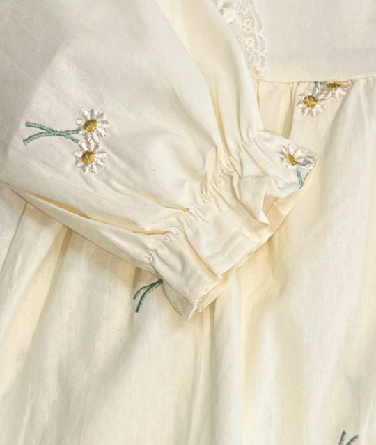 Weisses Mädchenkleid mit Blumenstickereien Detailansicht