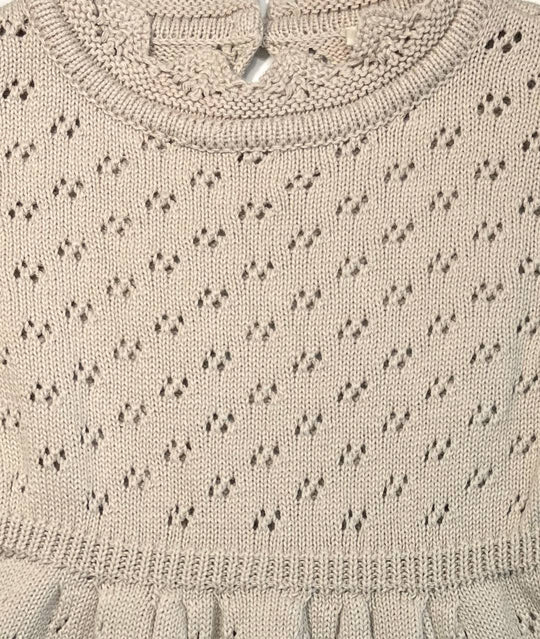 Detailansicht beiges Mädchenstrickkleid