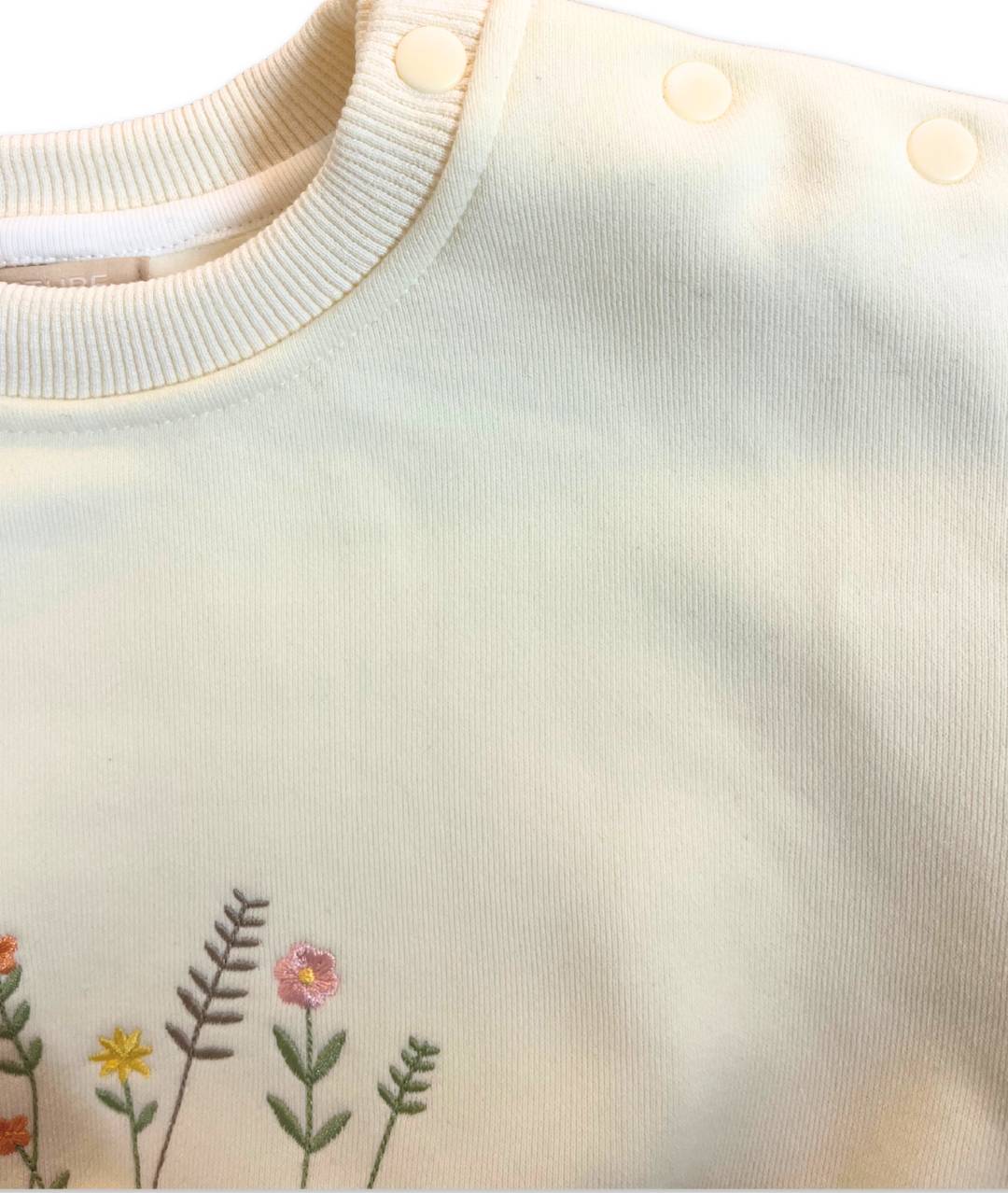 Elfenbein weisser Kinderpullover Detailansicht