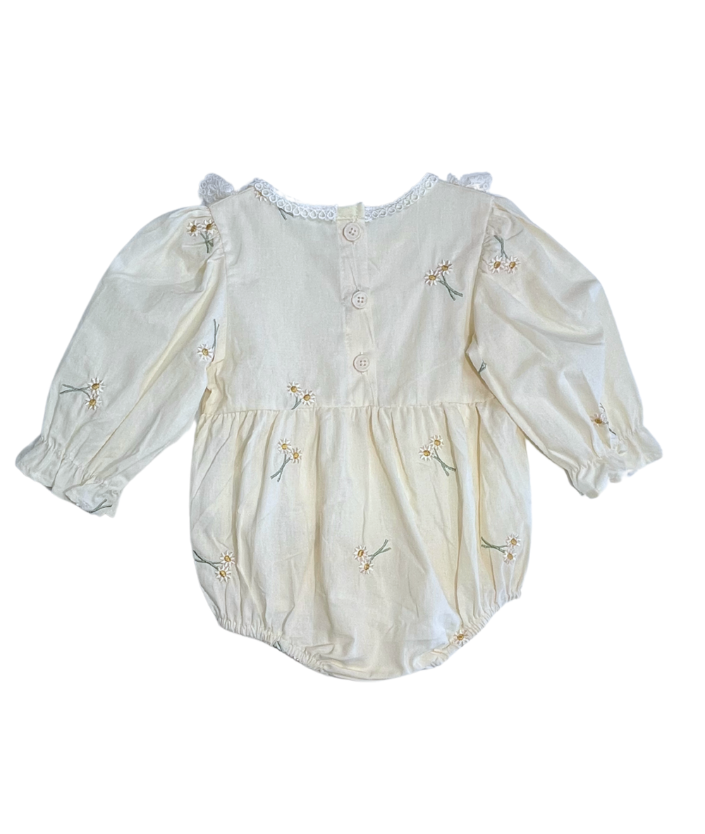 Festliches Babyoutfit mit Blumenstickerein