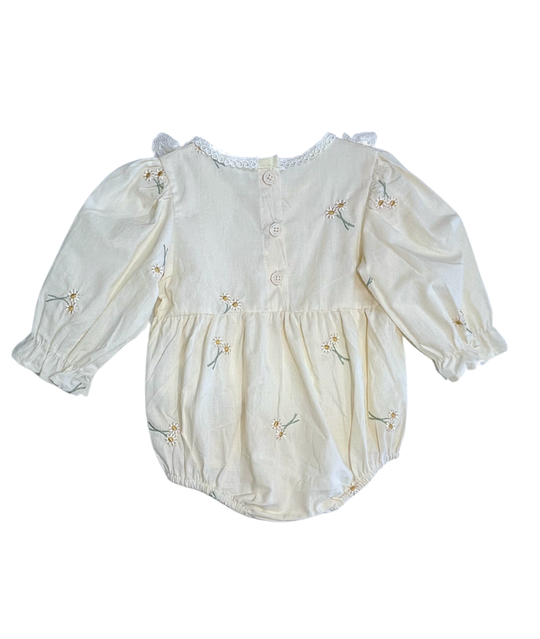 Festliches Babyoutfit mit Blumenstickerein