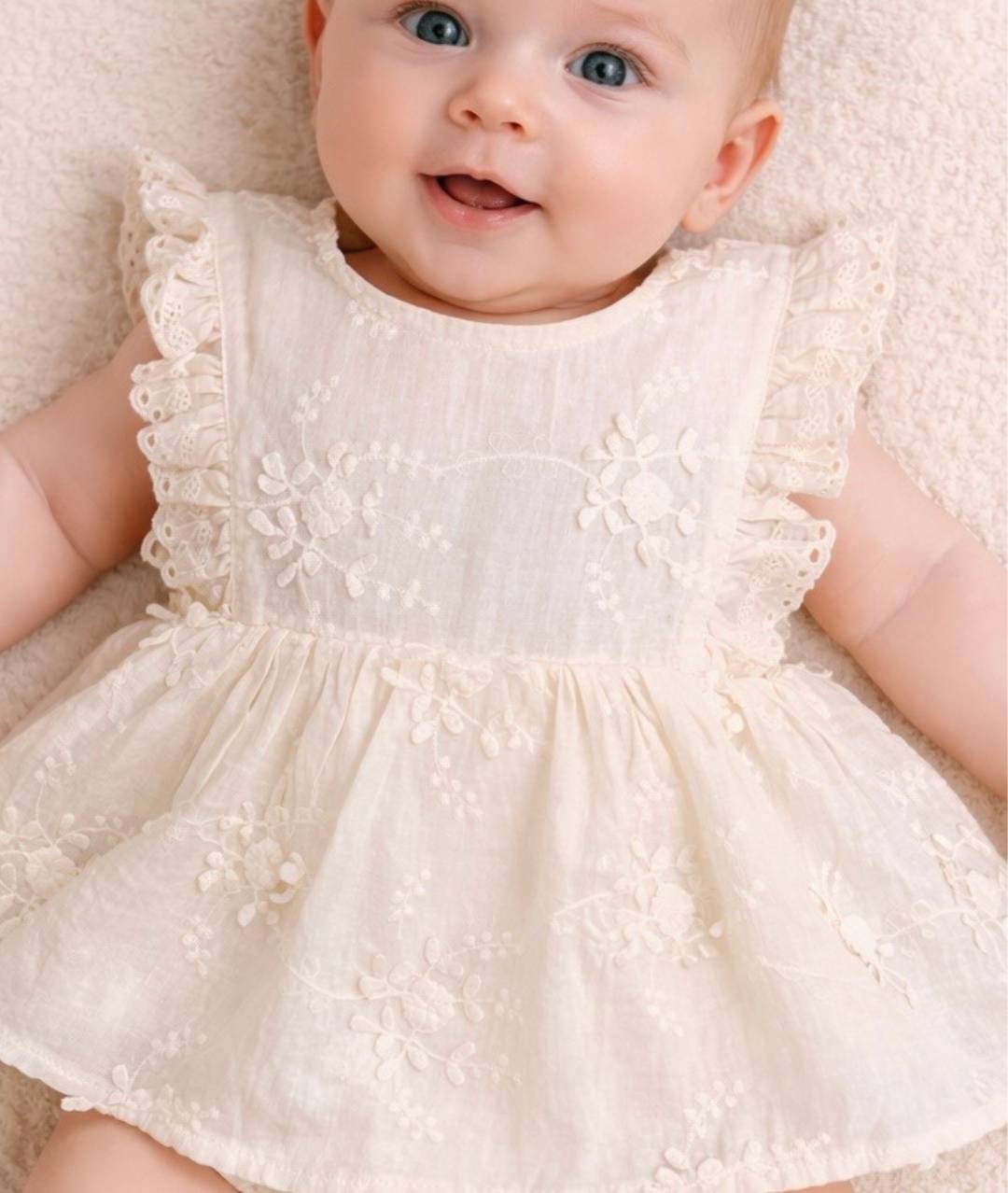 Baby in festlichen hellem Babykleid mit Spitzen