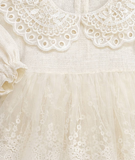 Detailansicht festliches Babykleid mit Tüll und Spitzen