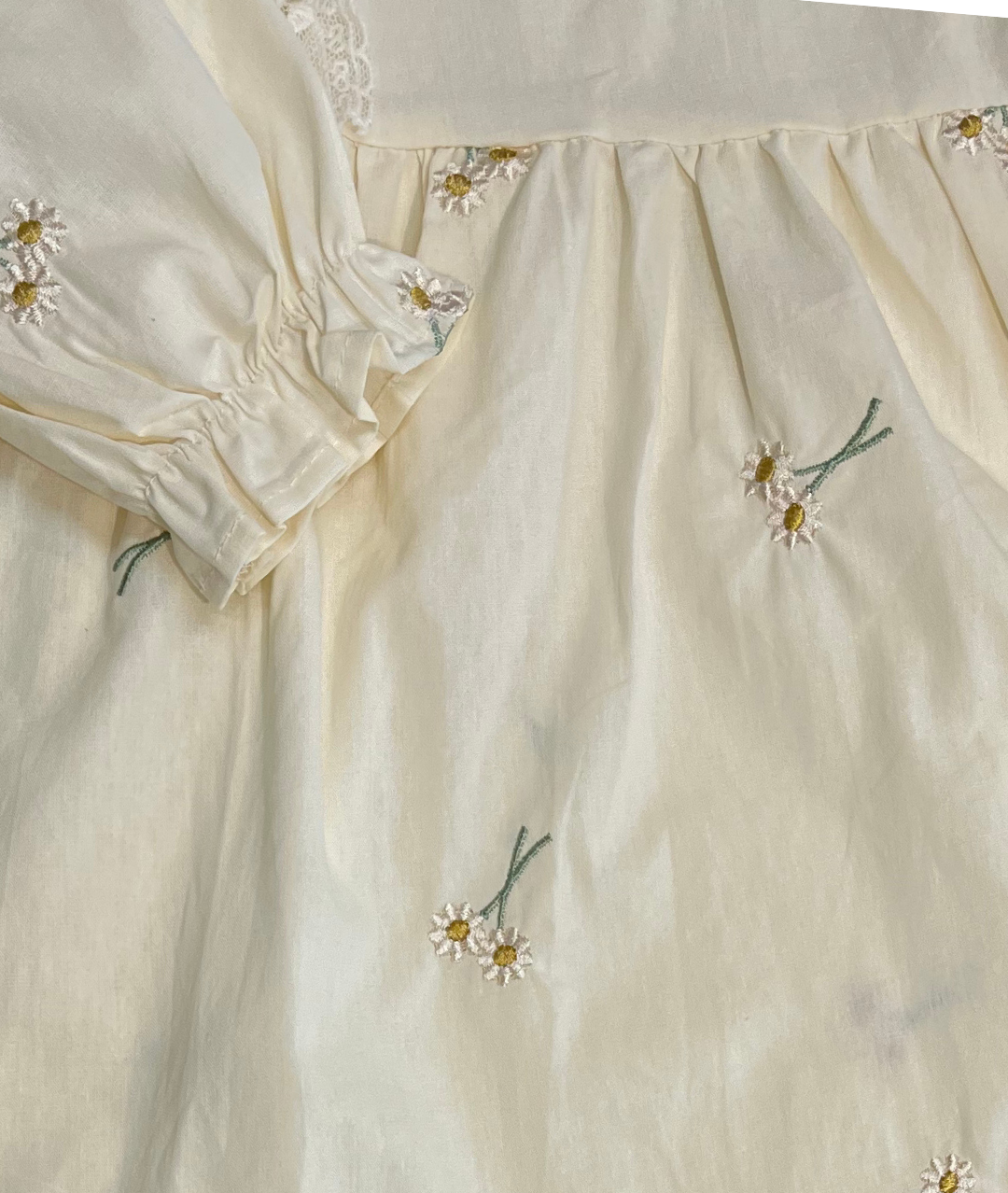 Festliches Mädchenkleid mit Blumenstickerein
