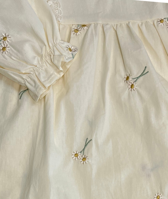 Festliches Mädchenkleid mit Blumenstickerein