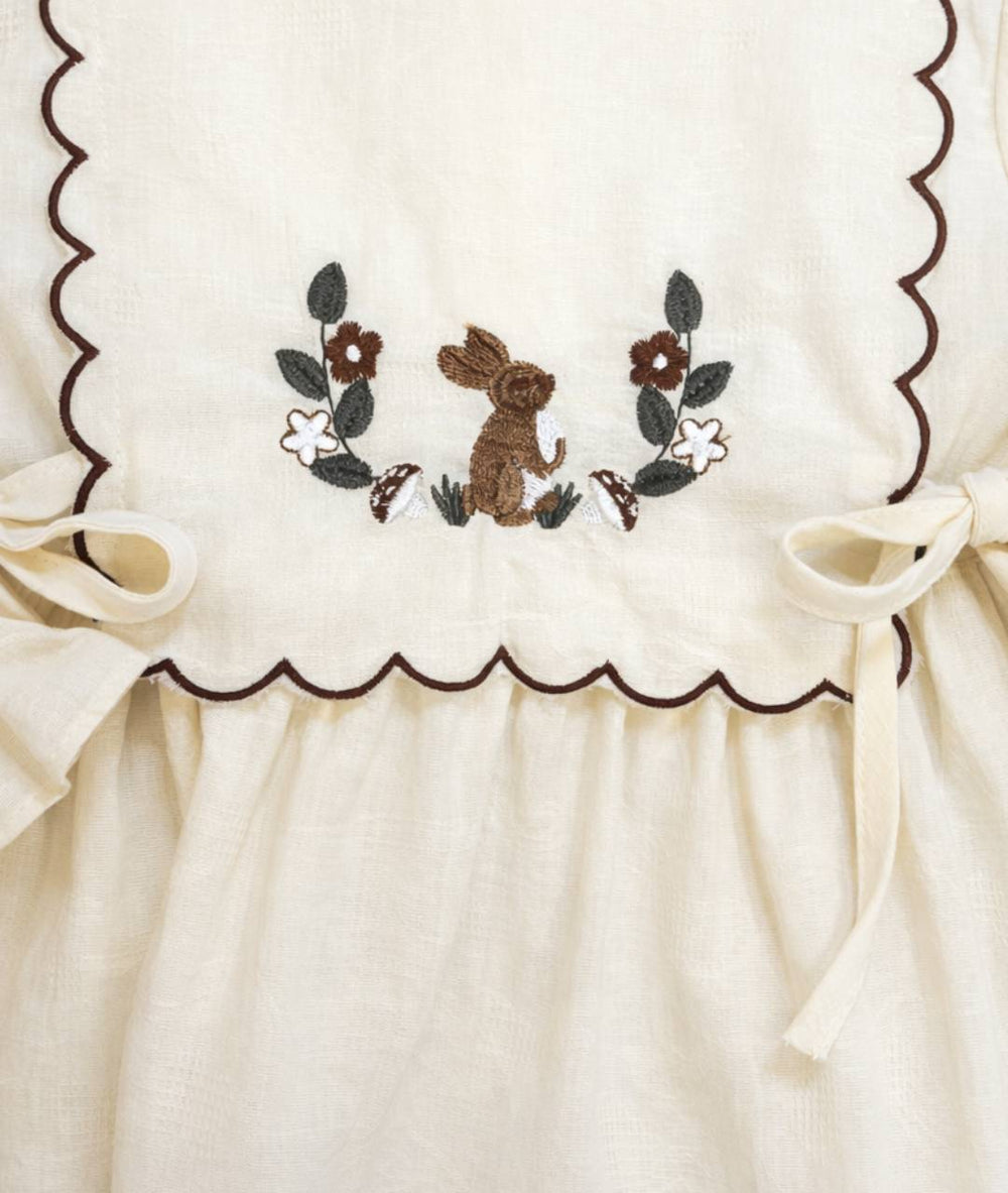 Festliches Mädchenkleid mit Hasenstickerei Detailansicht