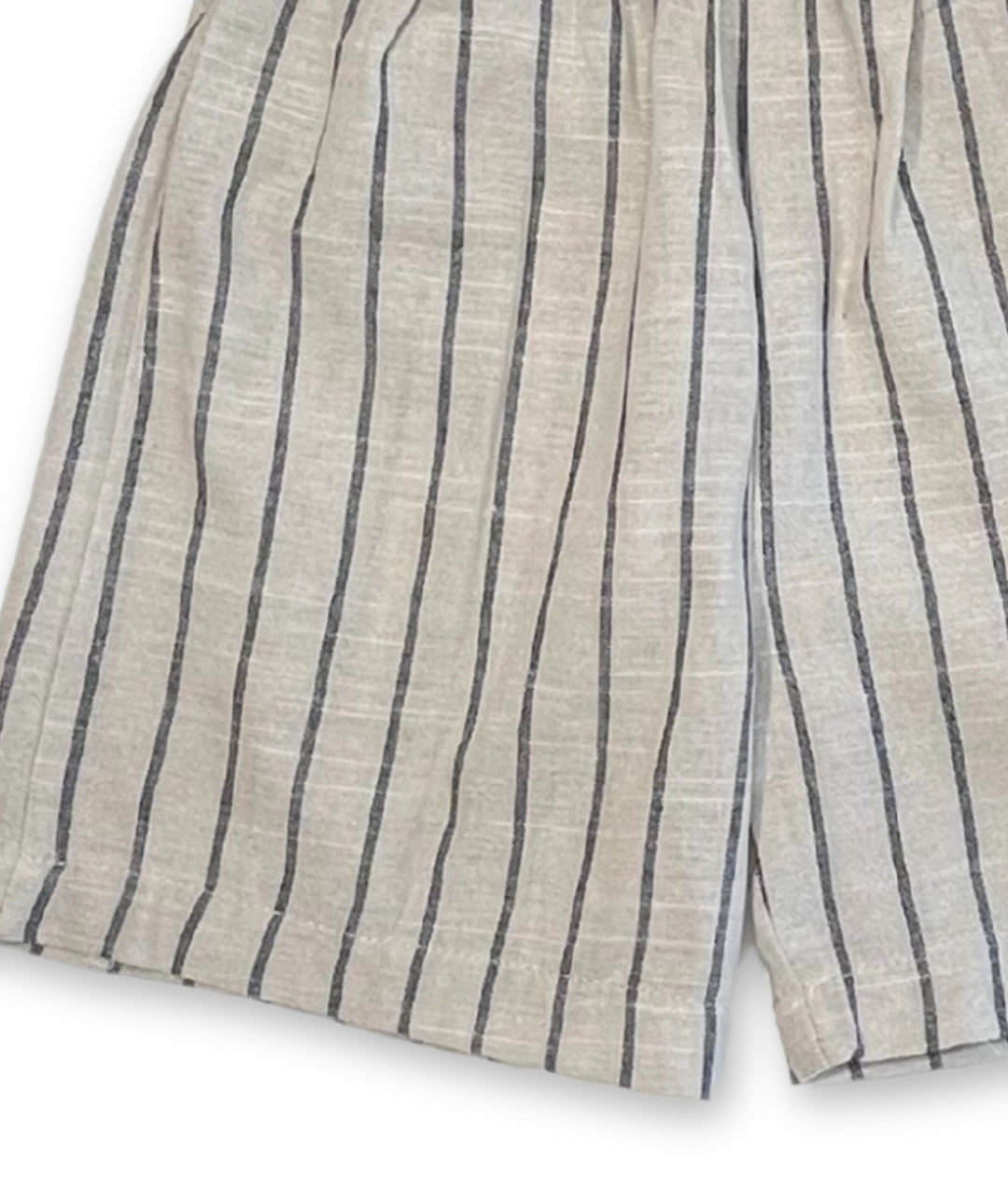 Nahaufnahme der gestreiften Kinder Oversize Hose