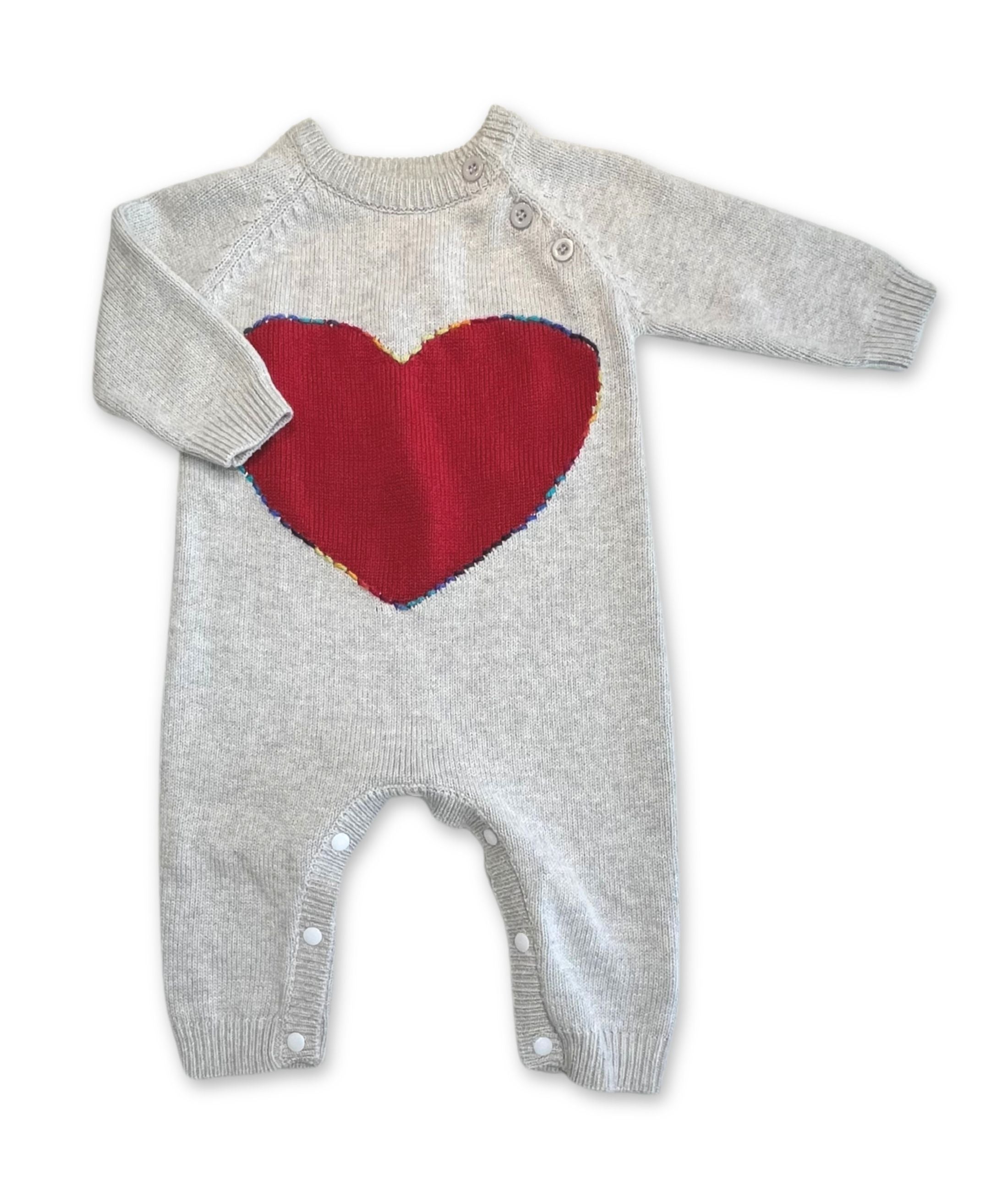 Fein gestrickter Babystrampler mit Herzmotiv