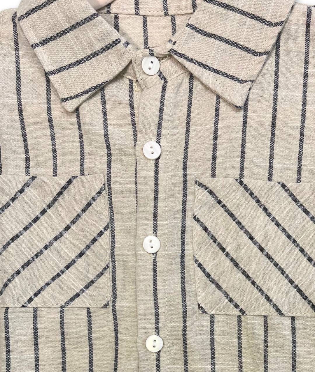 Gestreiftes Sommerhemd für Jungs mit Kragen und Knöpfen Detailansicht