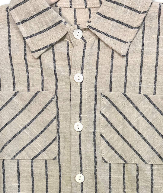 Gestreiftes Sommerhemd für Jungs mit Kragen und Knöpfen Detailansicht