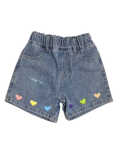 Kurze Kinder Jeanshose mit farbigen Herzen-Patchens am unteren Rand