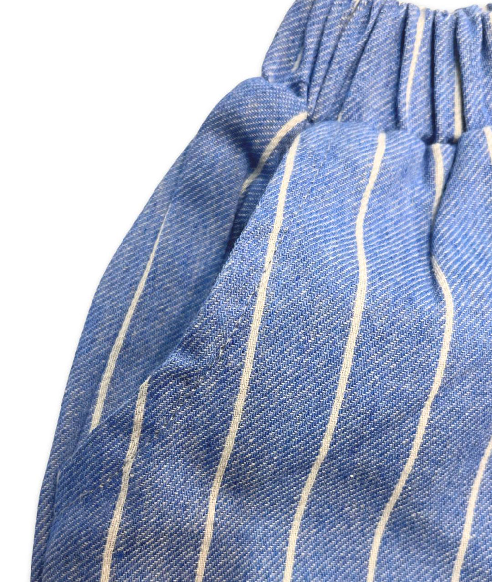 Kurze Oversize Kinderhosen gestreift