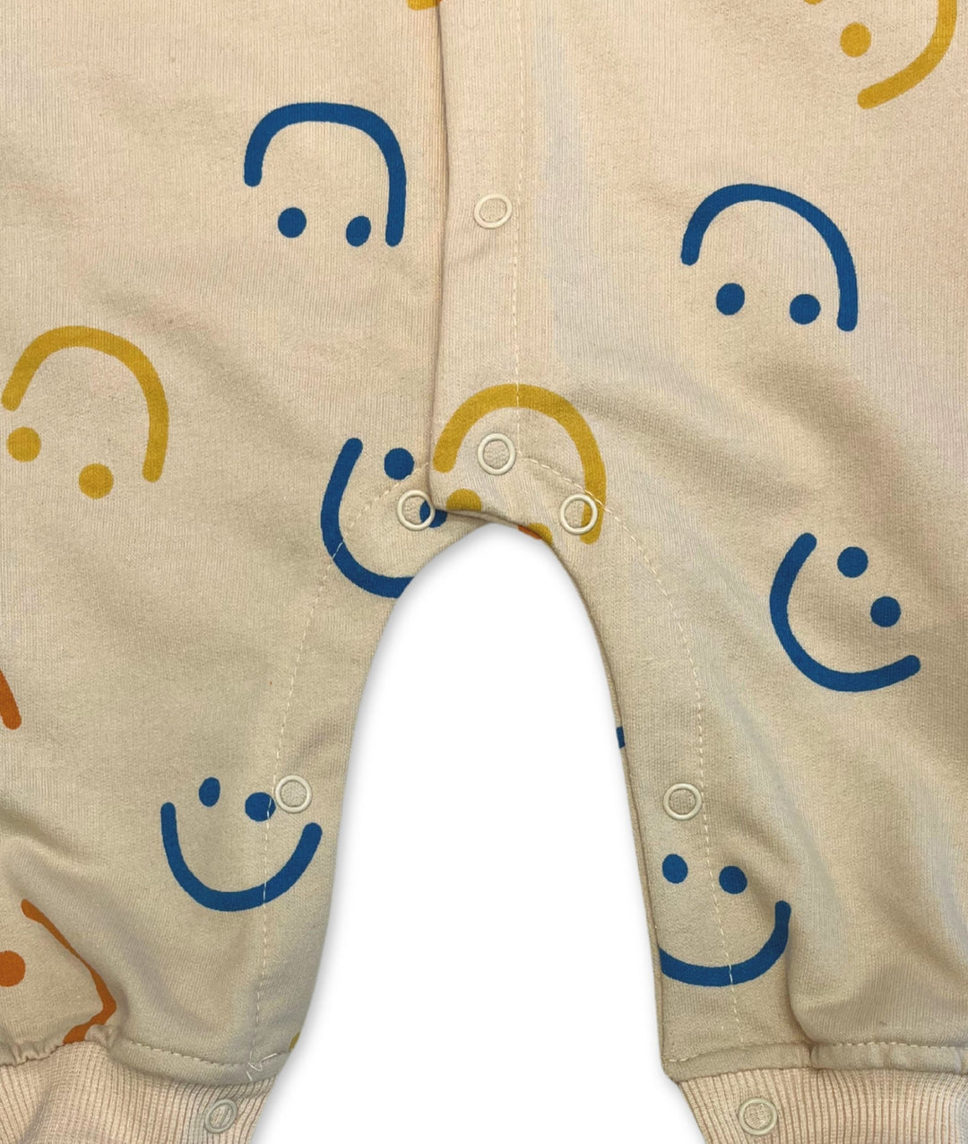 Detailansicht der Hosenknopfleiste des Baby Stramplers 