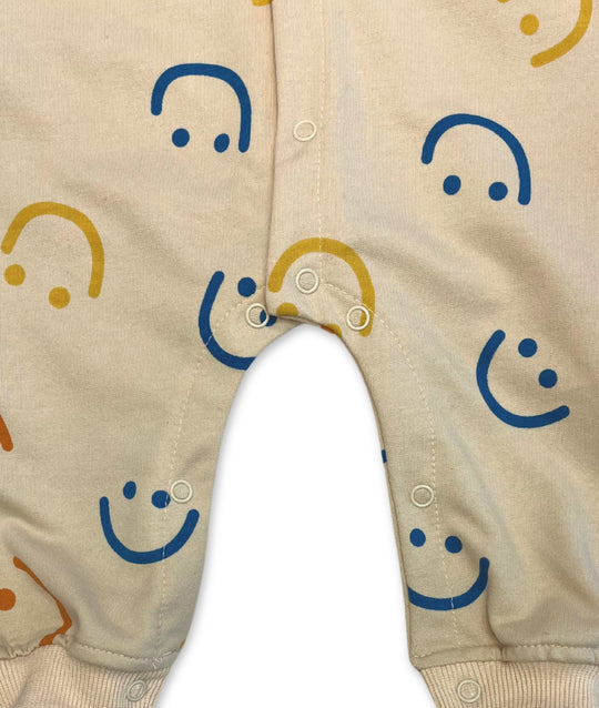Detailansicht der Hosenknopfleiste des Baby Stramplers 