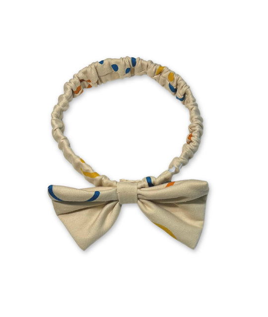 Detailansicht des passenden Haarbands zum Babystrampler mit Smiley-Motiven