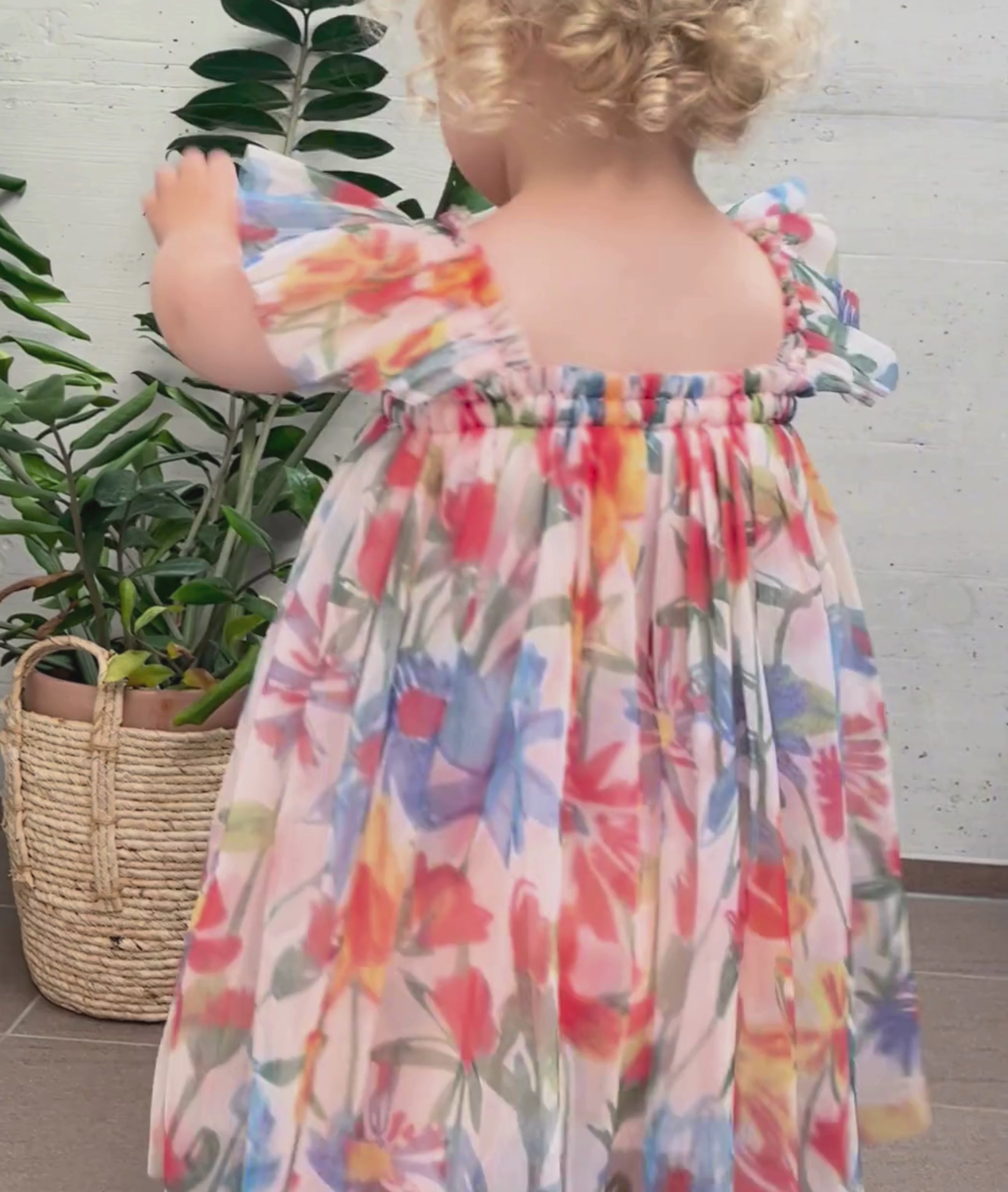 Videoaufnahme von Mädchen in Tüllkleidchen