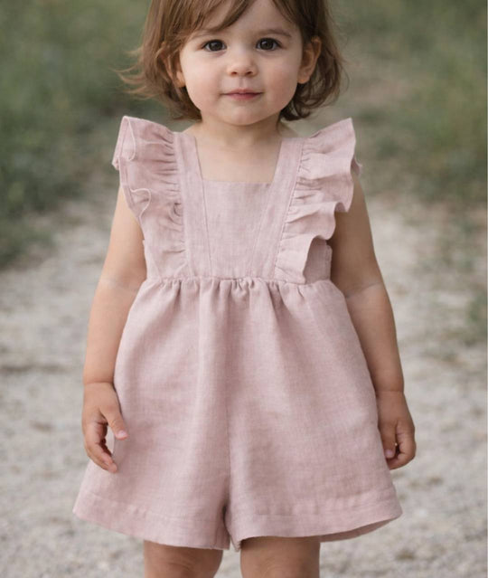 Mädchen in rosa Kinder-Overall für den Sommer