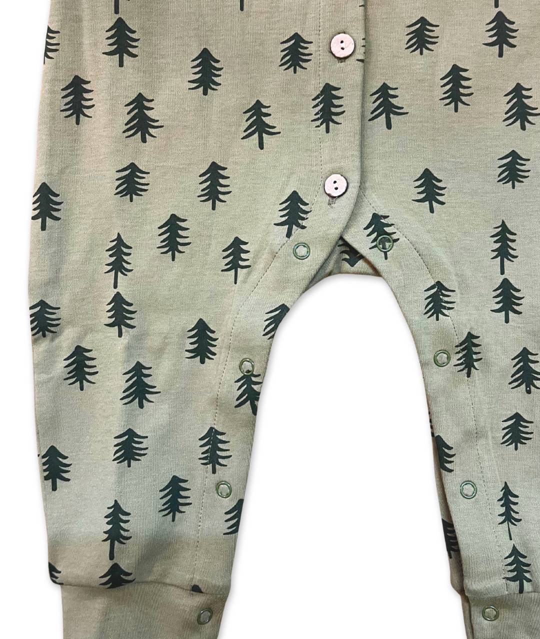 Baby Pyjama mit Tannenaufdruck Detailansicht