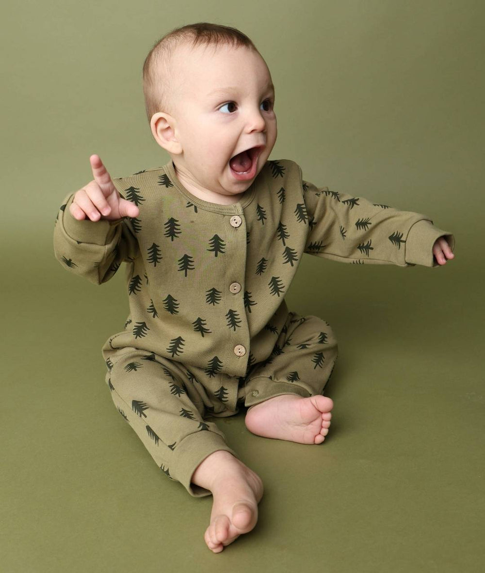 Tannenpyjama an Baby sitzend 2