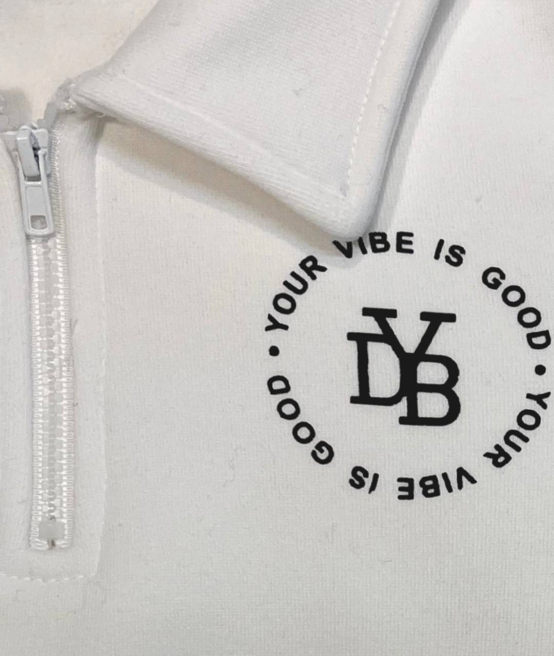 Weisser Kindertraineranzug Detailansicht