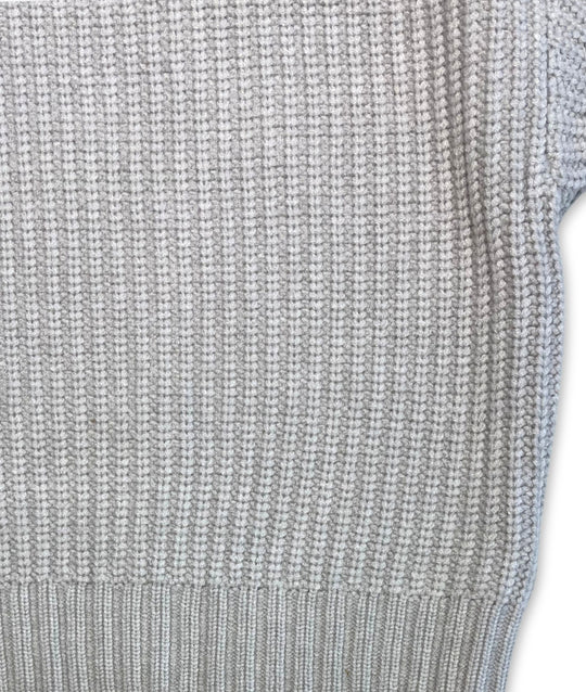 Detailansicht der Strickstruktur des grauen Kinderpullovers
