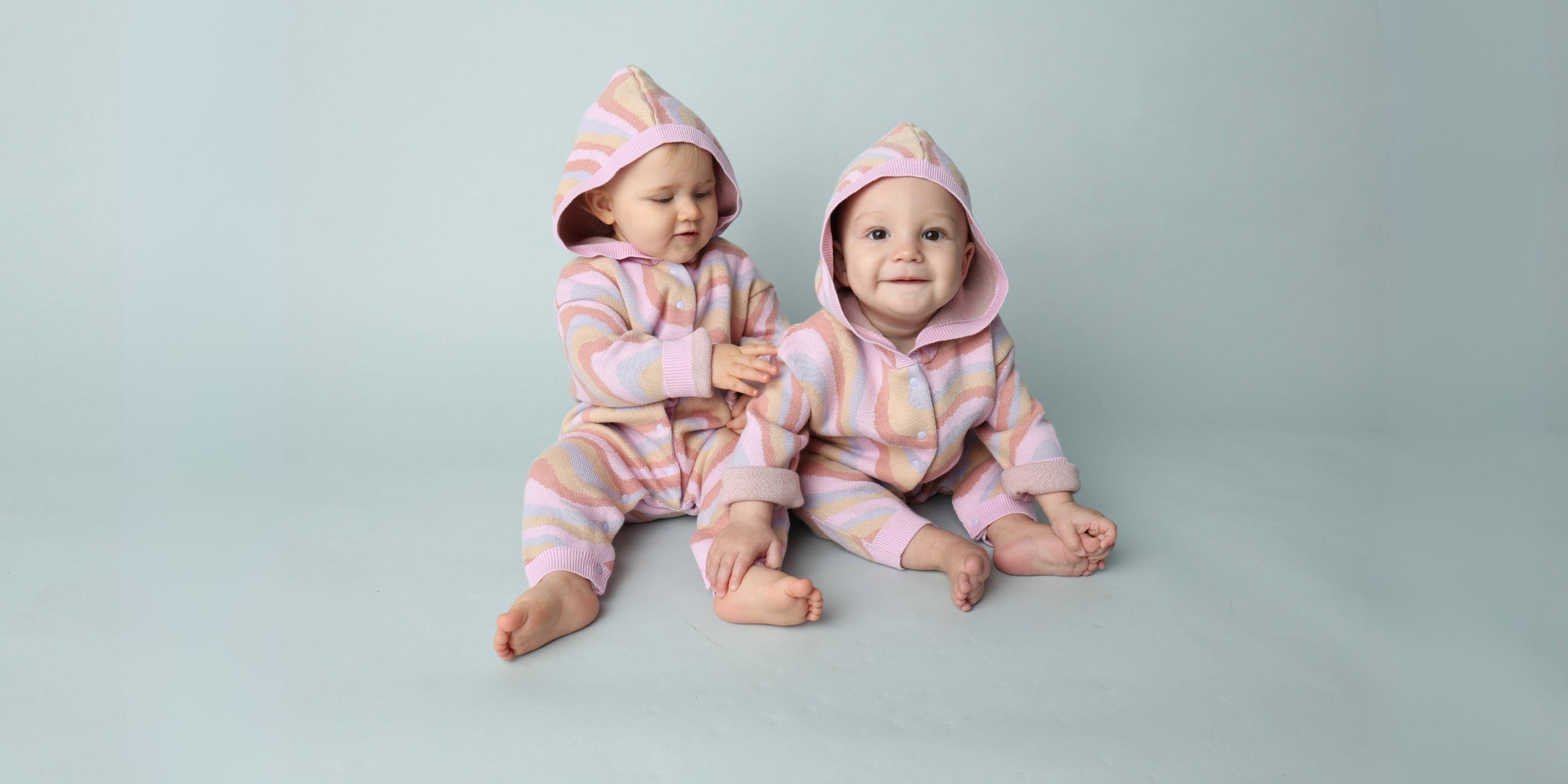 Zwei Babys im BIO-Strickoverall